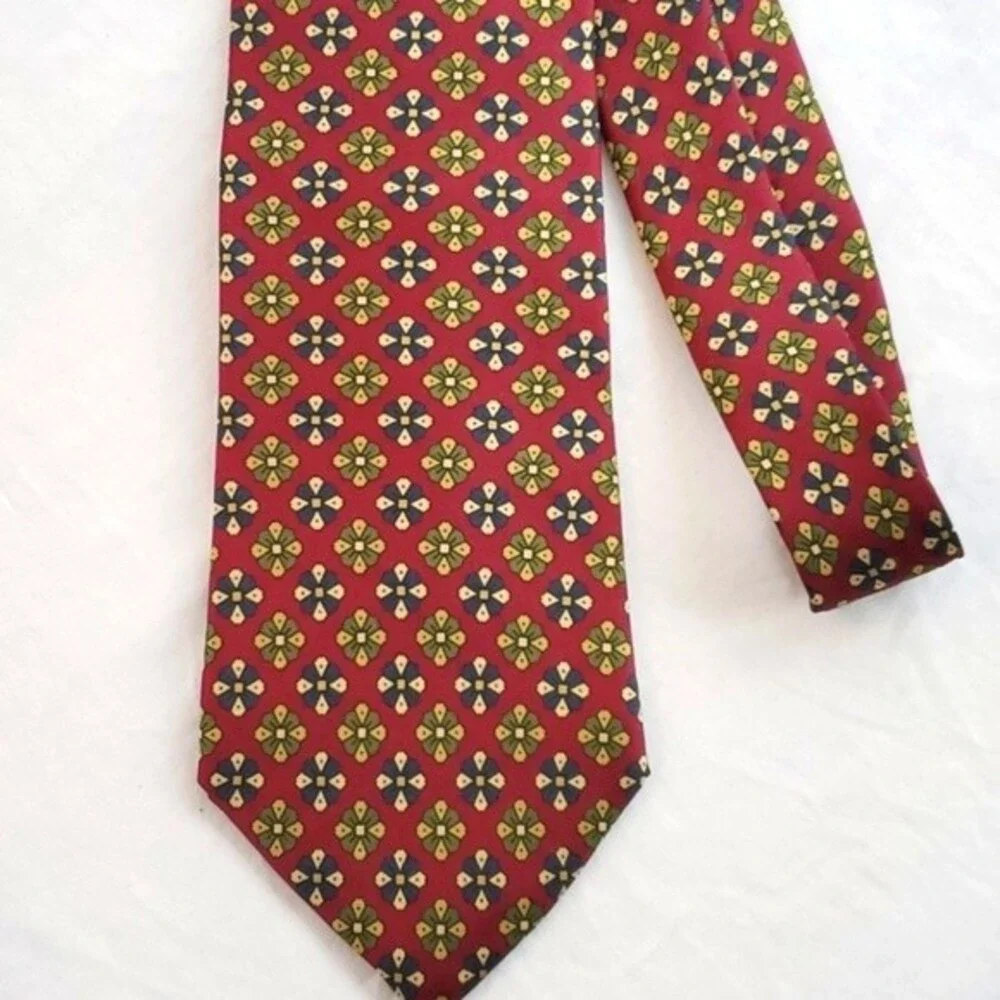 LANDS' END SILK TIE BURGUNDY WITH MEDALLIONS 3.75